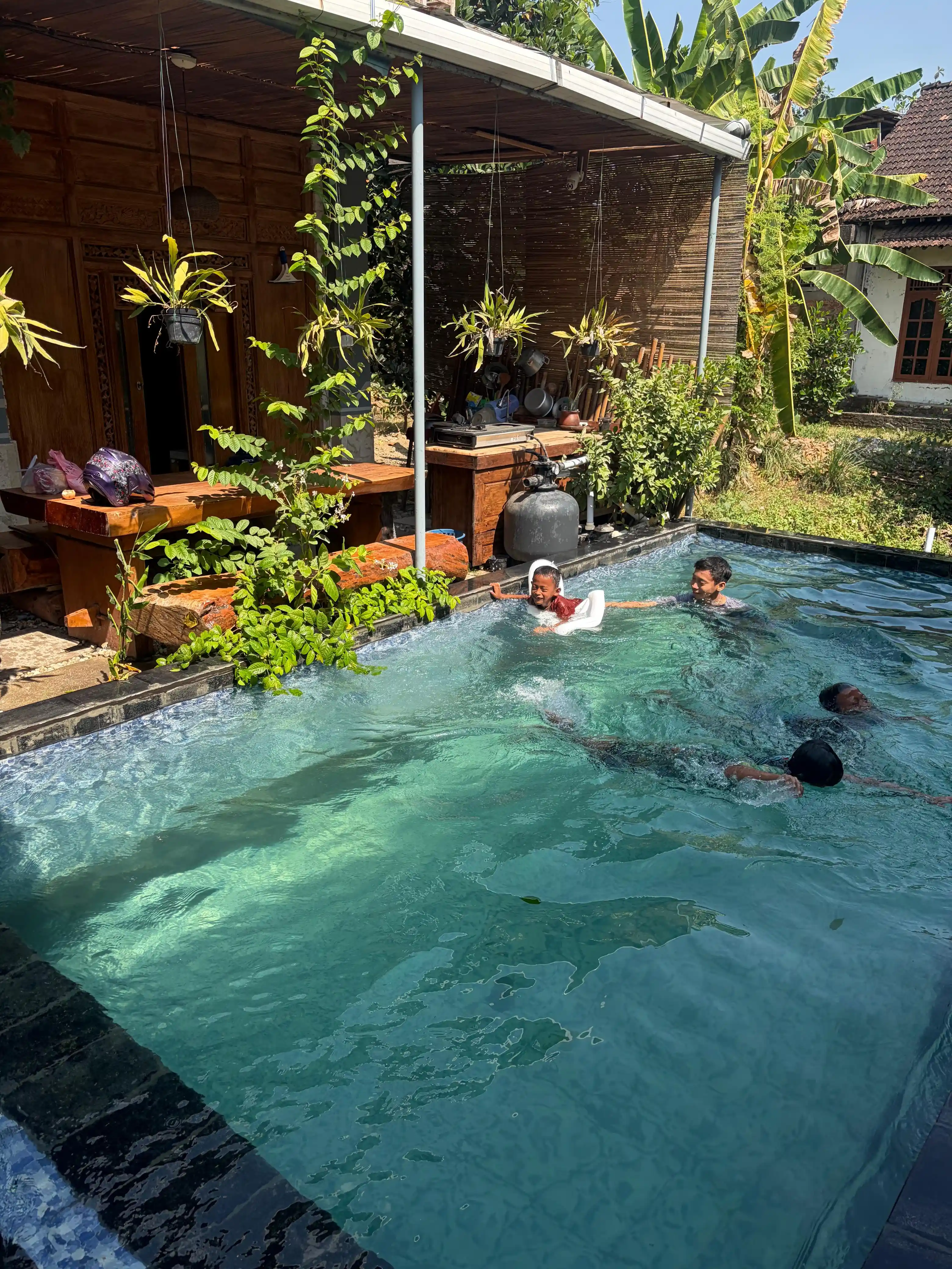 Kolam renang di workshop Blumbang ID, Jeto Klaten, digunakan anak-anak pelanggan sambil menunggu pesanan sablon selesai