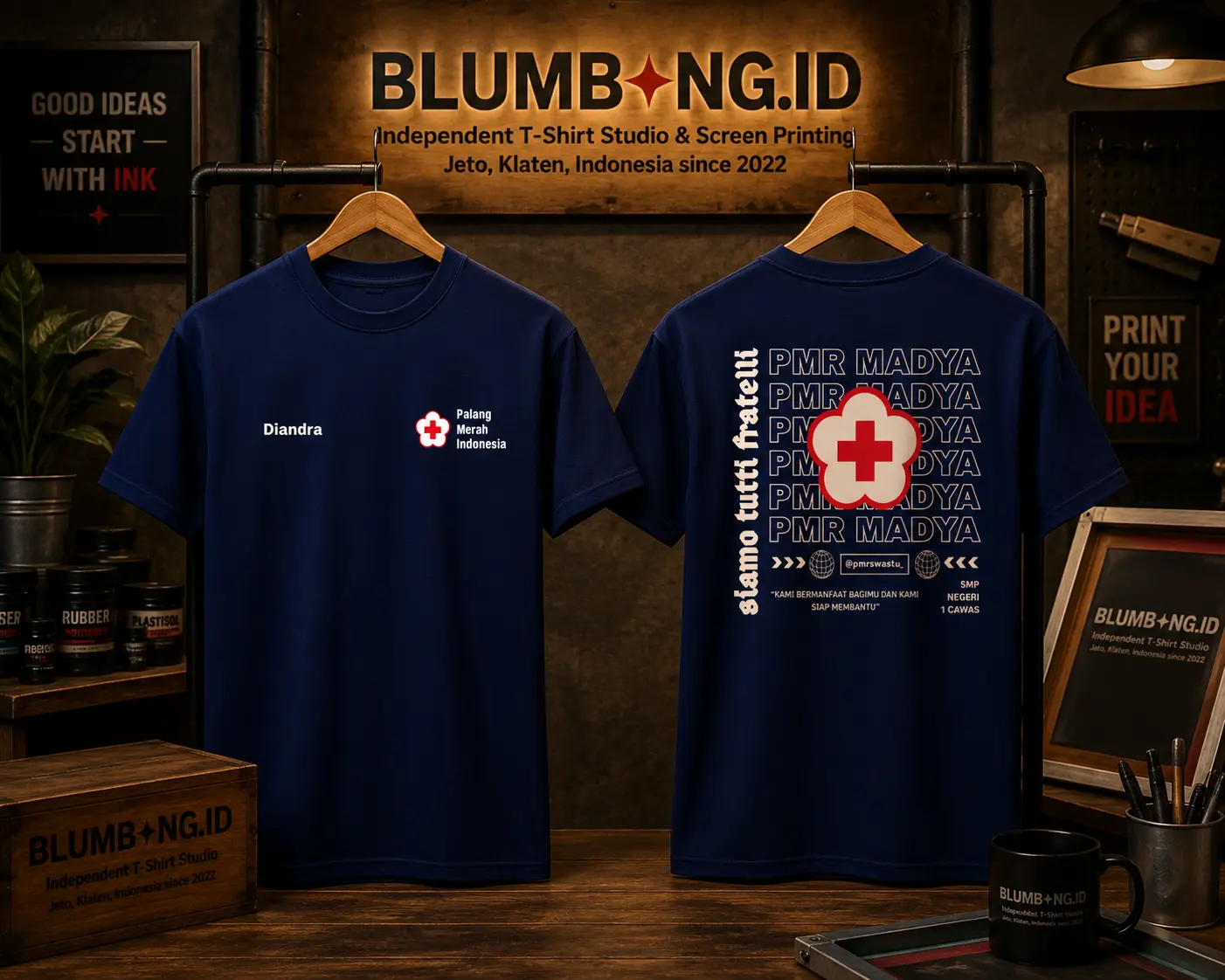 Mockup desain Kaos PMR Madya SMP Negeri 1 Cawas warna navy tampak depan dan belakang — bagian depan bertuliskan nama dan logo Palang Merah Indonesia, bagian belakang bertuliskan Siamo Tutti Fratelli dan PMR Madya berulang dengan motto Kami Bermanfaat Bagimu dan Kami Siap Membantu