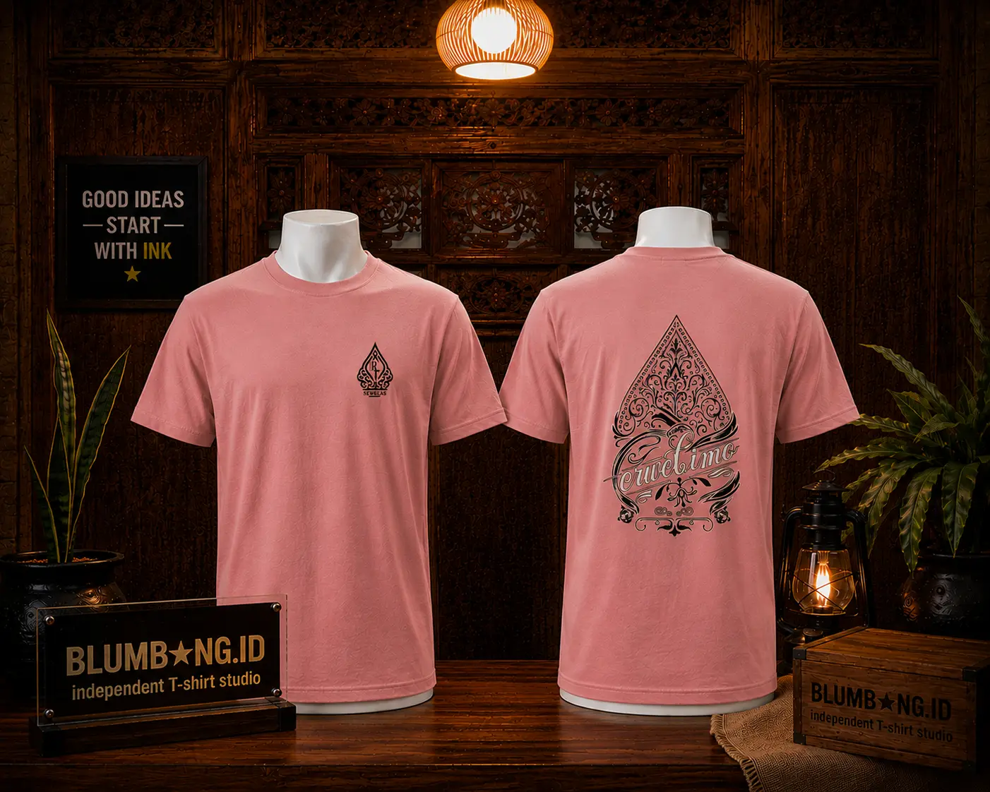 Kaos RT 11 RW 5 warna peach tampak depan dan belakang — bagian depan bertuliskan identitas RT 11 RW 5 dalam ornamen bergaya klasik, bagian belakang bergambar gunungan wayang